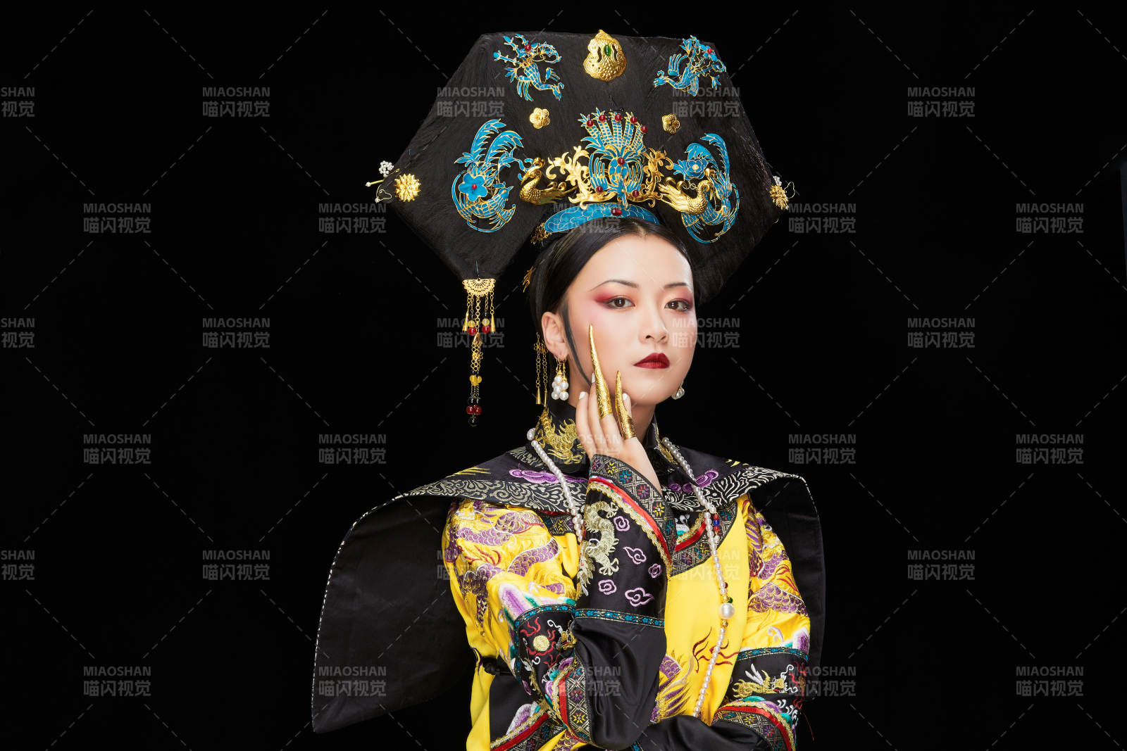 黑色背景下的清代皇后古装造型清朝古装图片