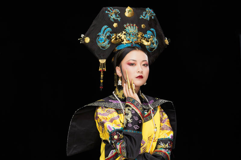 黑色背景下的清代皇后古装造型清朝古装图片
