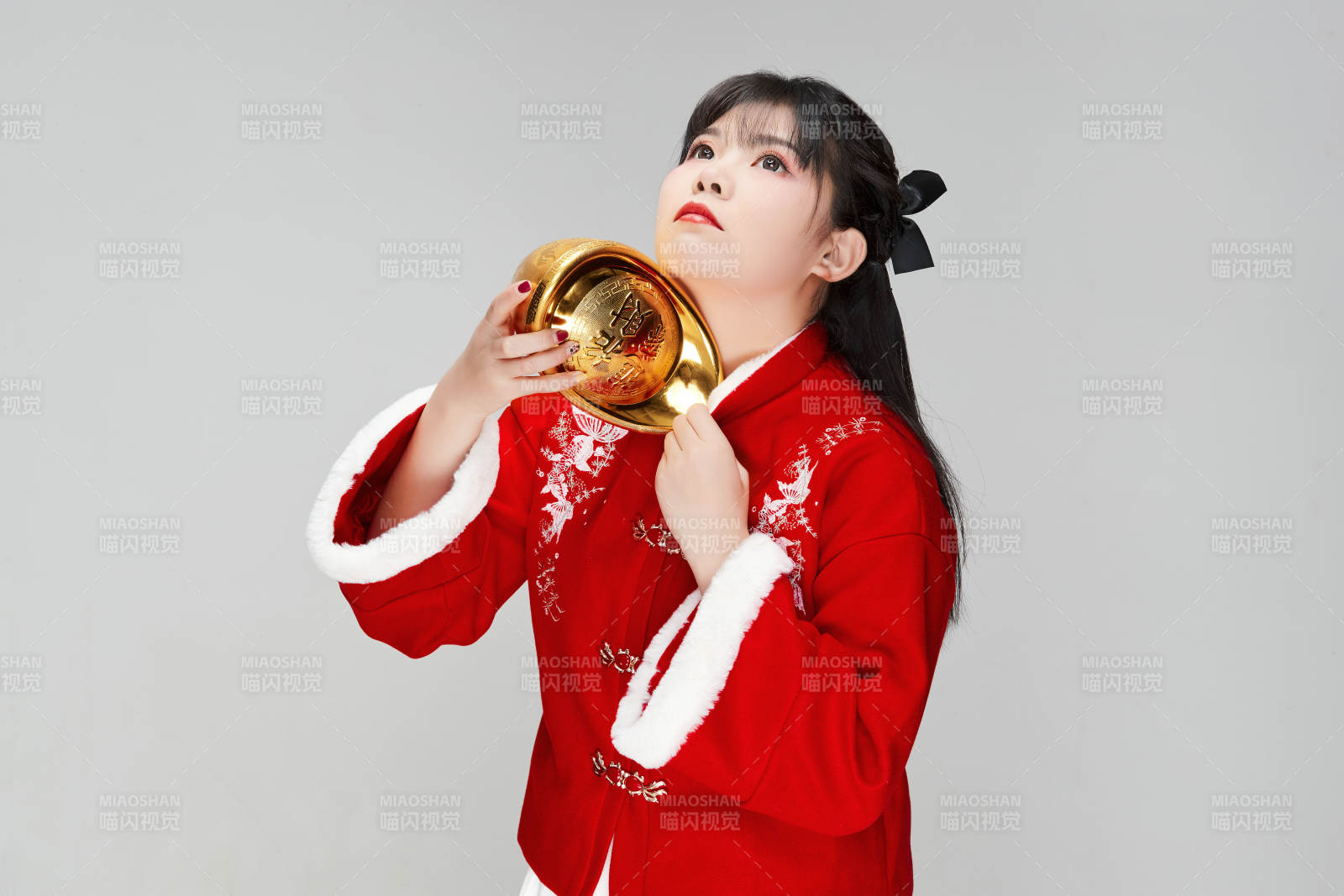 手捧金元宝身穿喜庆汉服的可爱少女图片