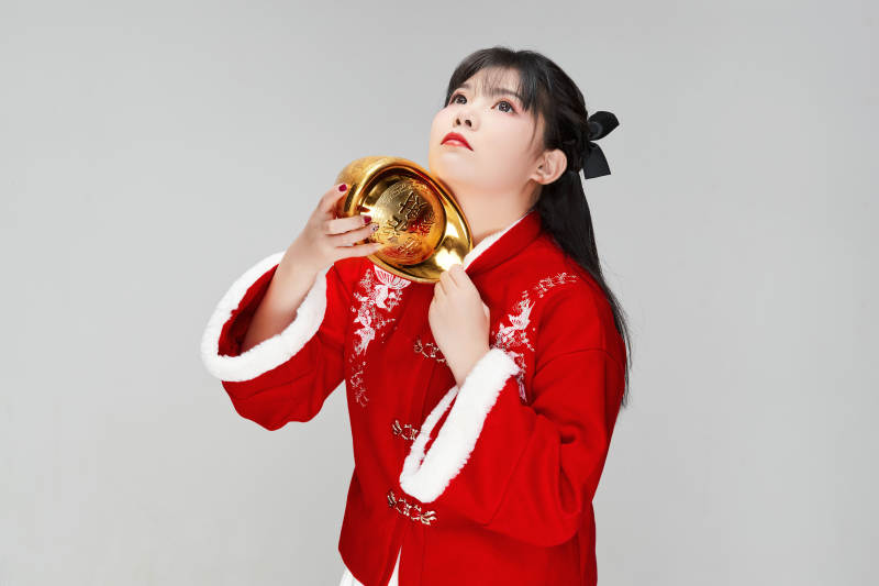 手捧金元宝身穿喜庆汉服的可爱少女图片