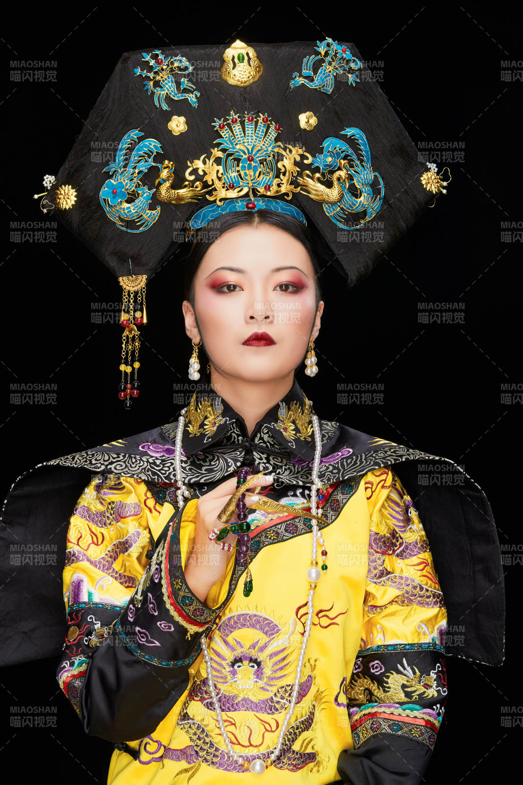 黑色背景下的清代皇后古装造型清朝古装图片