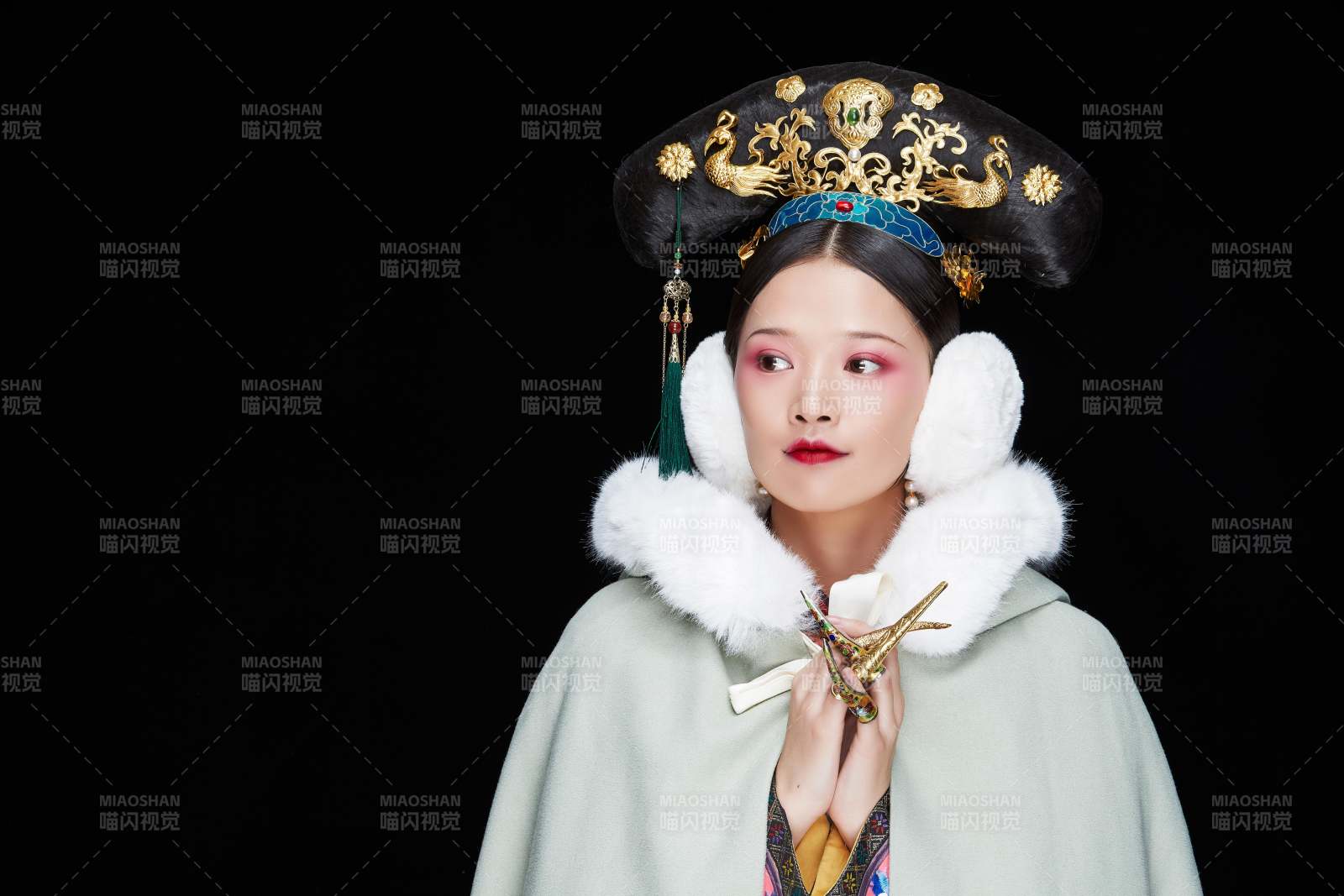 黑色背景下的清代女性古装造型清朝古装图片