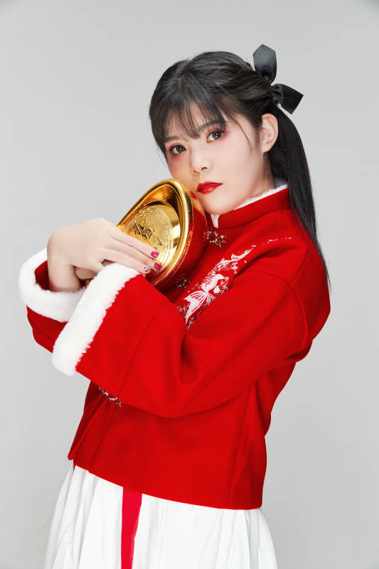 手捧金元宝身穿喜庆汉服的可爱少女图片