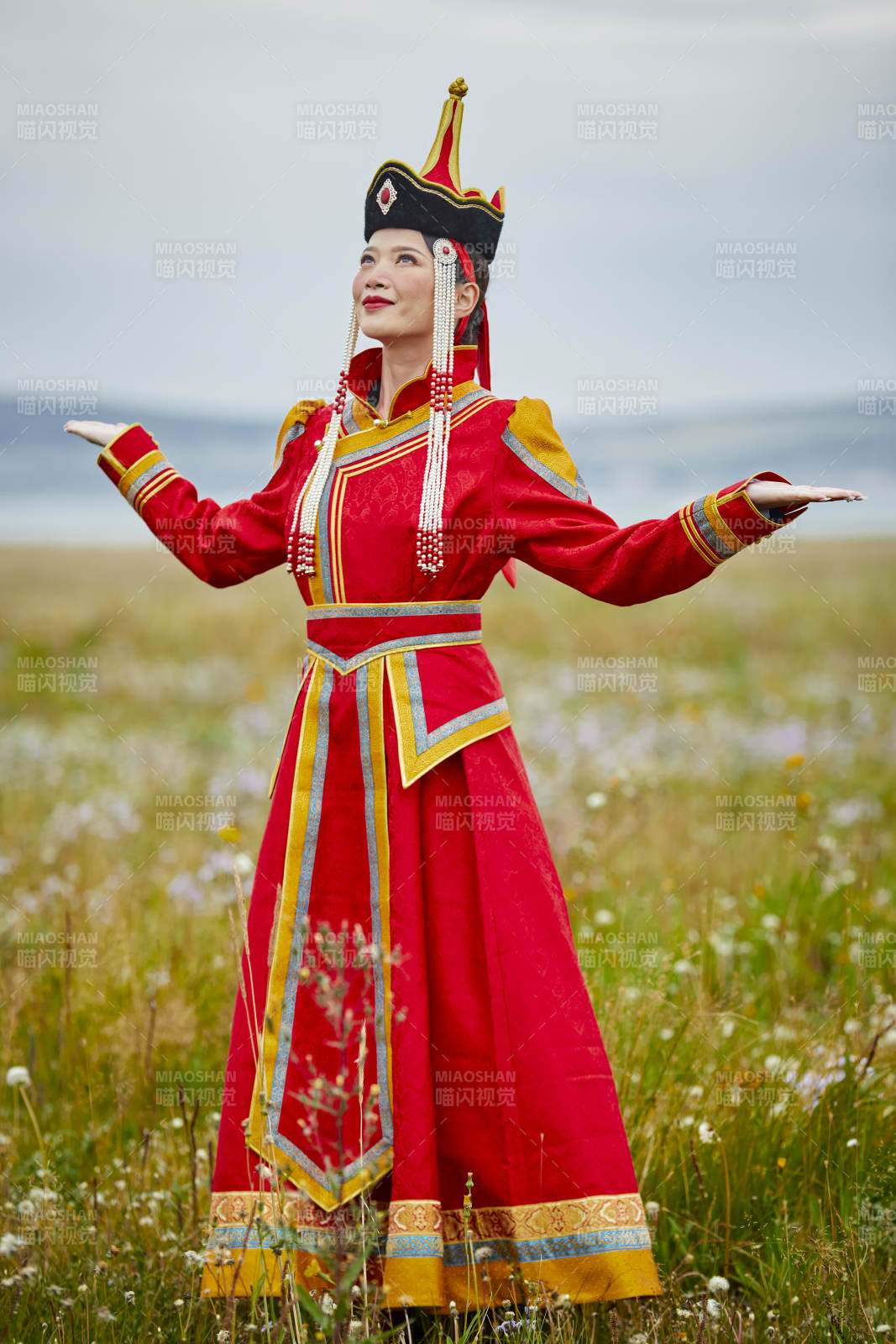 草原上身穿豪华蒙古族服饰的蒙族少女图片