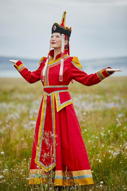 草原上身穿豪华蒙古族服饰的蒙族少女图片