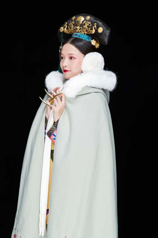 黑色背景下的清代女性古装造型清朝古装图片