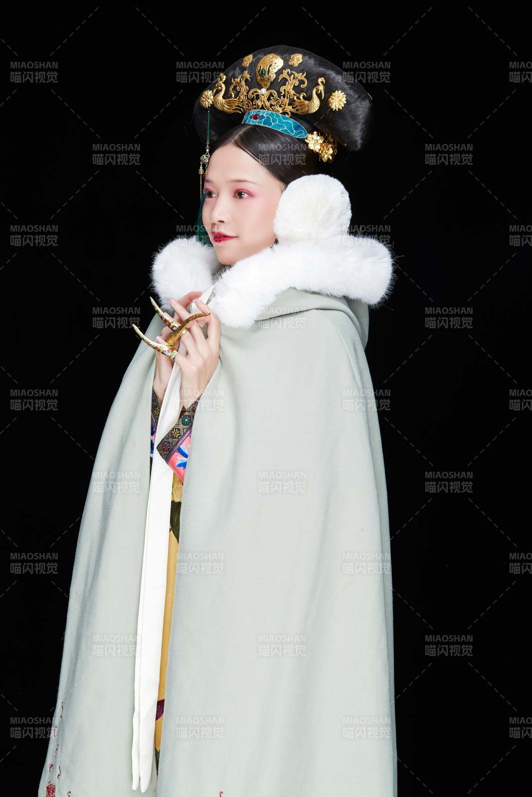 黑色背景下的清代女性古装造型清朝古装图片