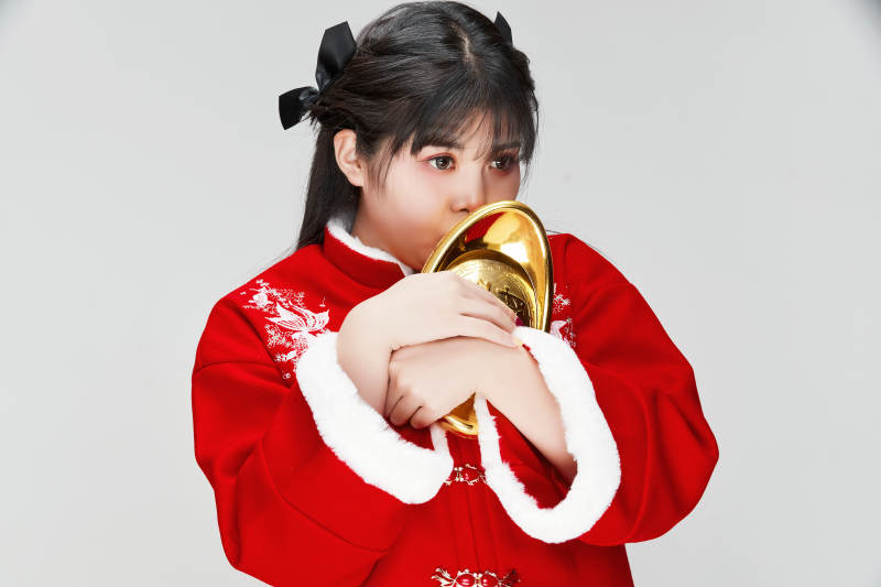 手捧金元宝身穿喜庆汉服的可爱少女图片