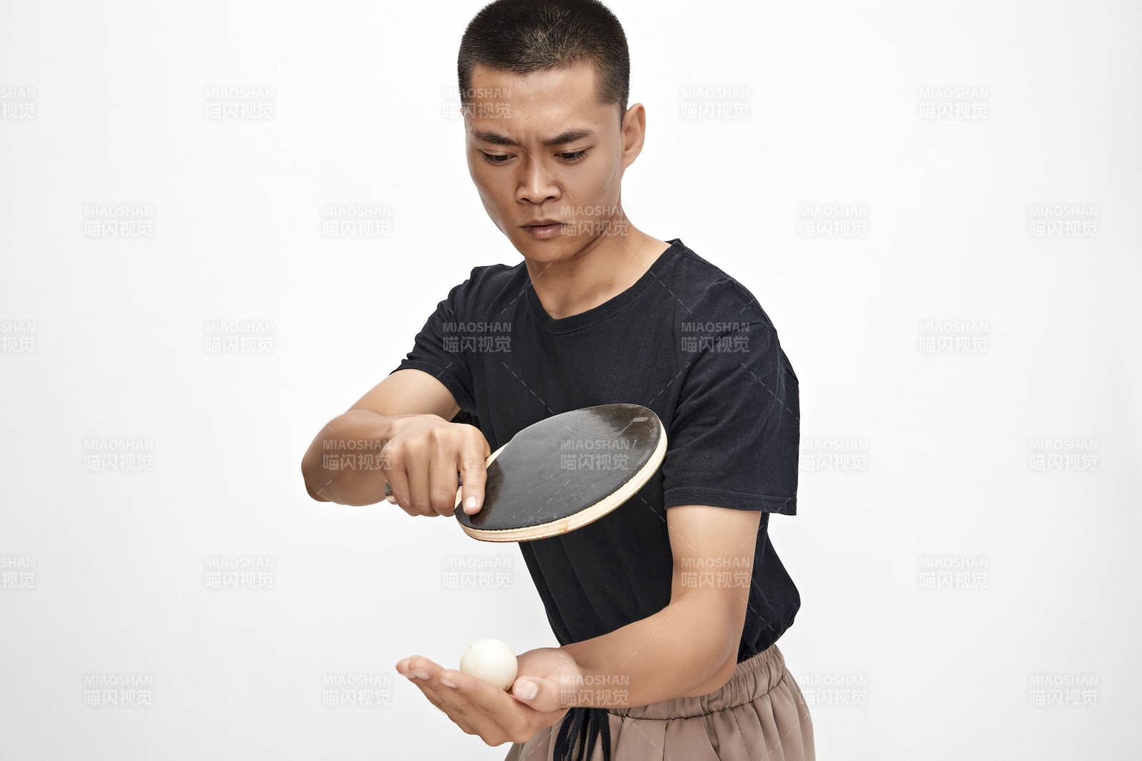 白色背景下健硕的亚洲乒乓球运动员形象图片