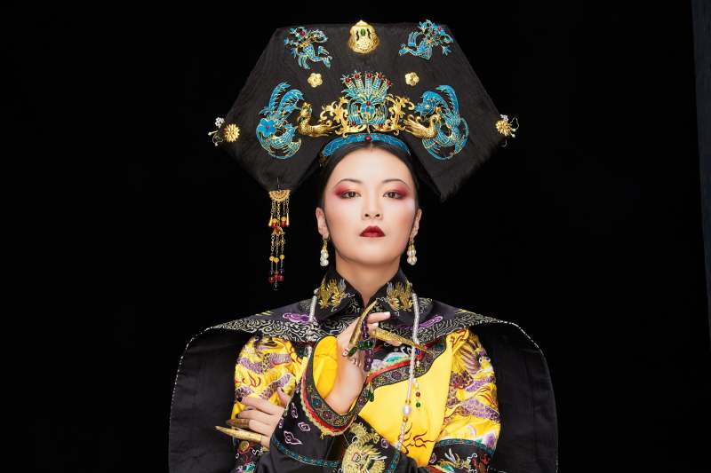 黑色背景下的清代皇后古装造型清朝古装图片