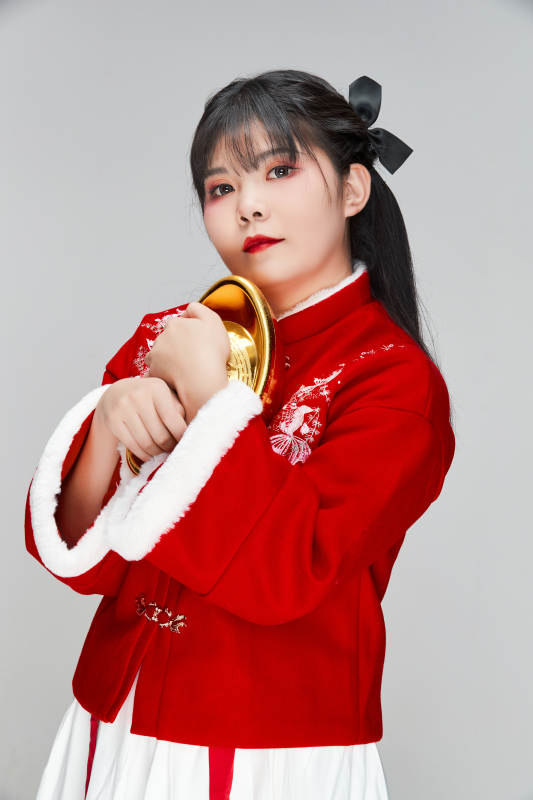 手捧金元宝身穿喜庆汉服的可爱少女图片