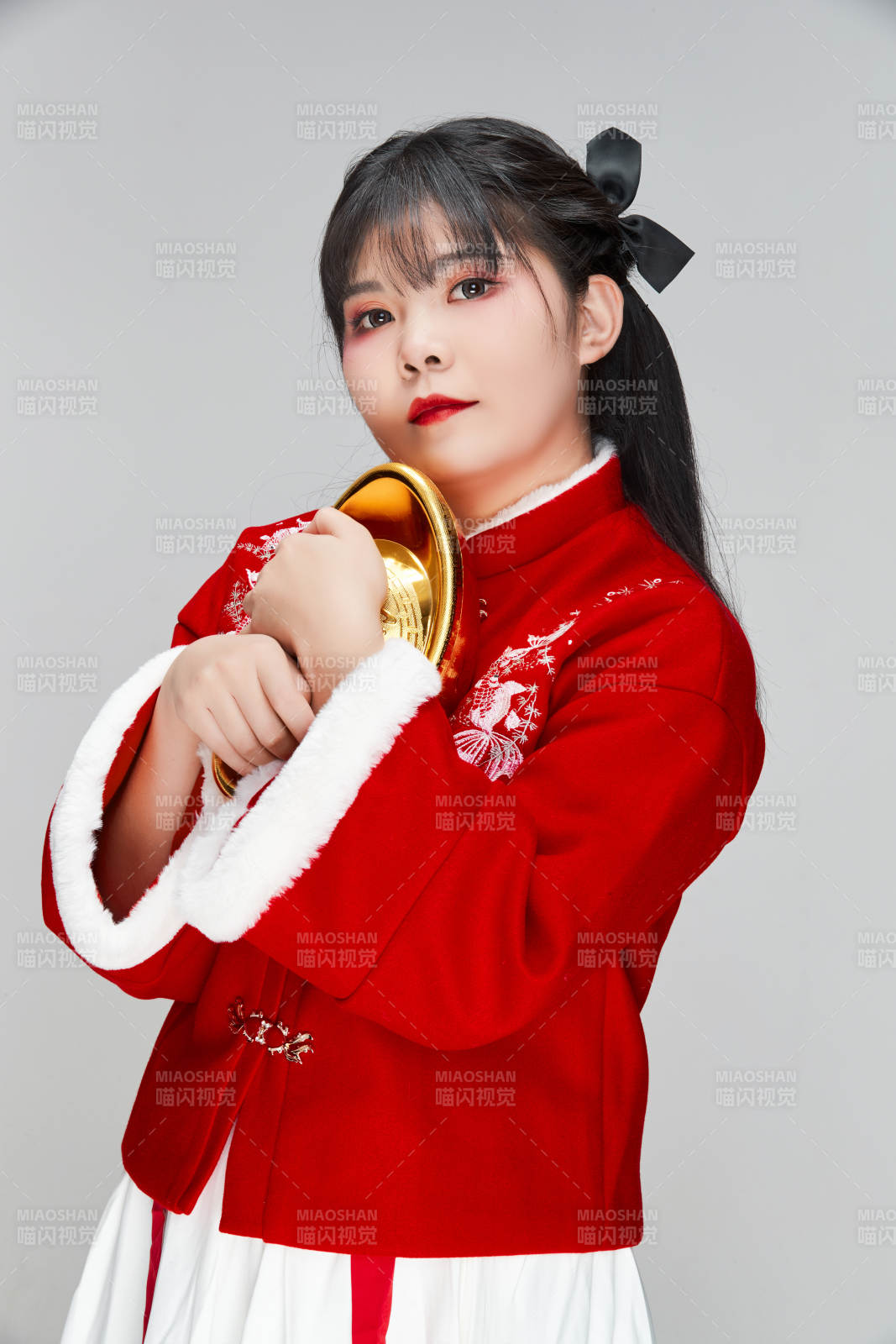 手捧金元宝身穿喜庆汉服的可爱少女图片