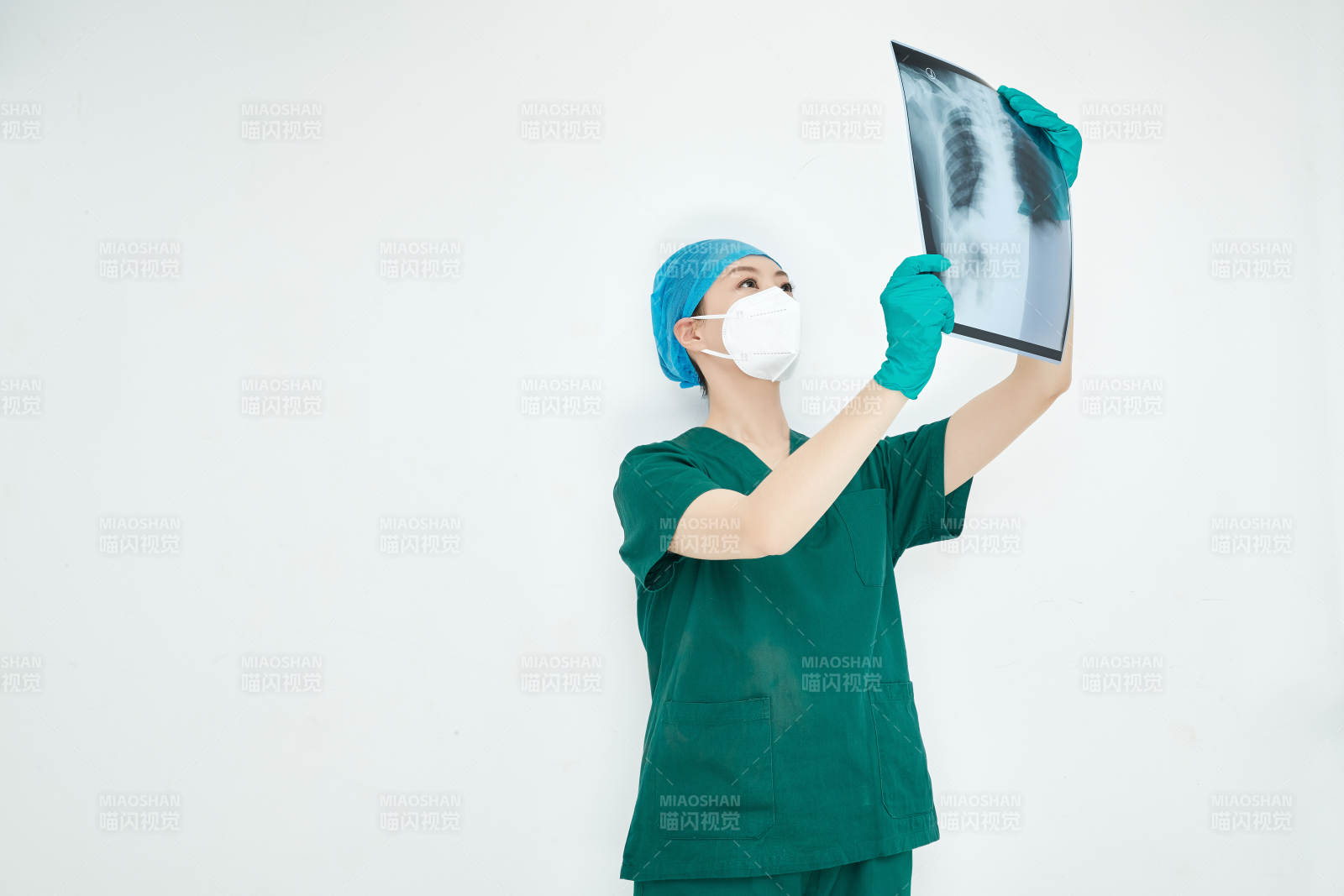 认真查看X光片的外科手术医生图片