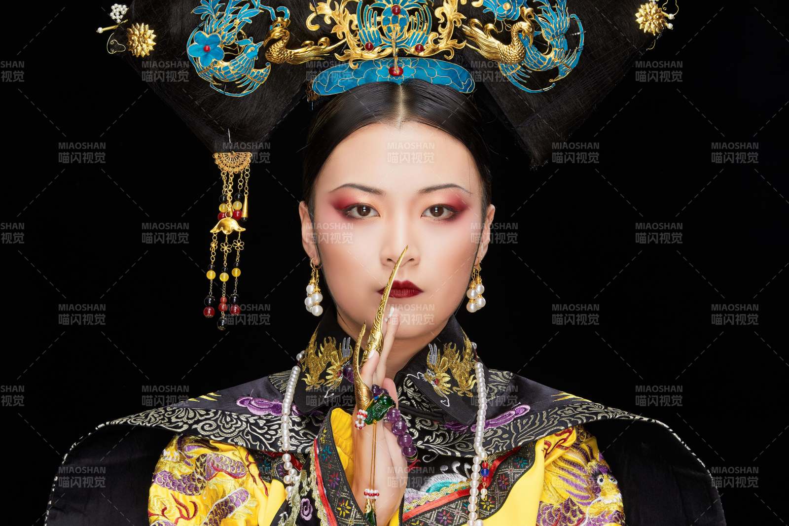 黑色背景下的清代皇后古装造型清朝古装图片