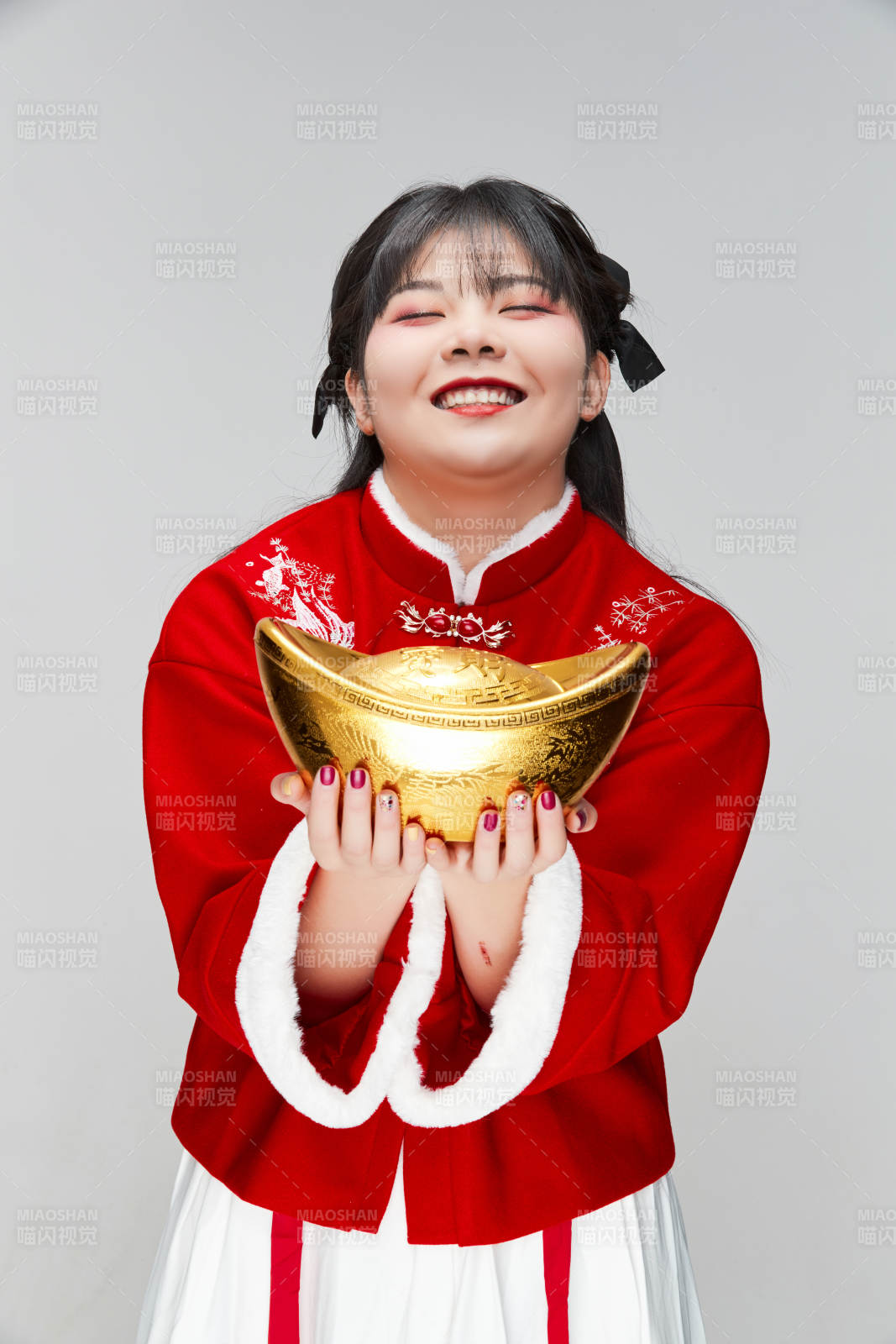 手捧金元宝身穿喜庆汉服的可爱少女图片