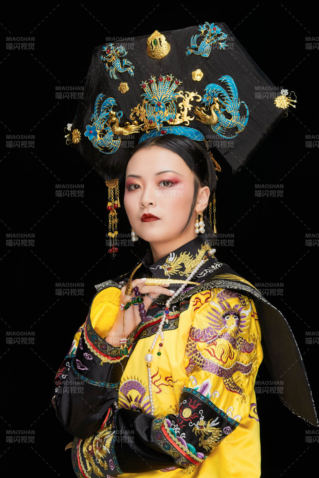 黑色背景下的清代皇后古装造型清朝古装图片