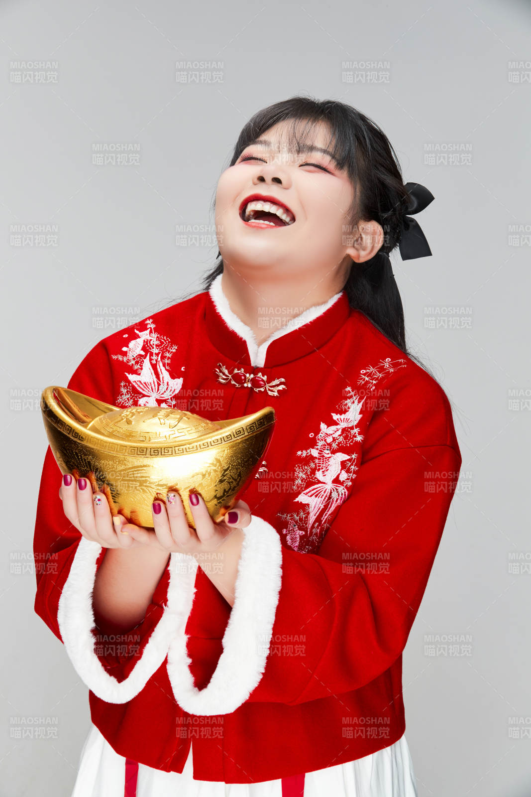 手捧金元宝身穿喜庆汉服的可爱少女图片