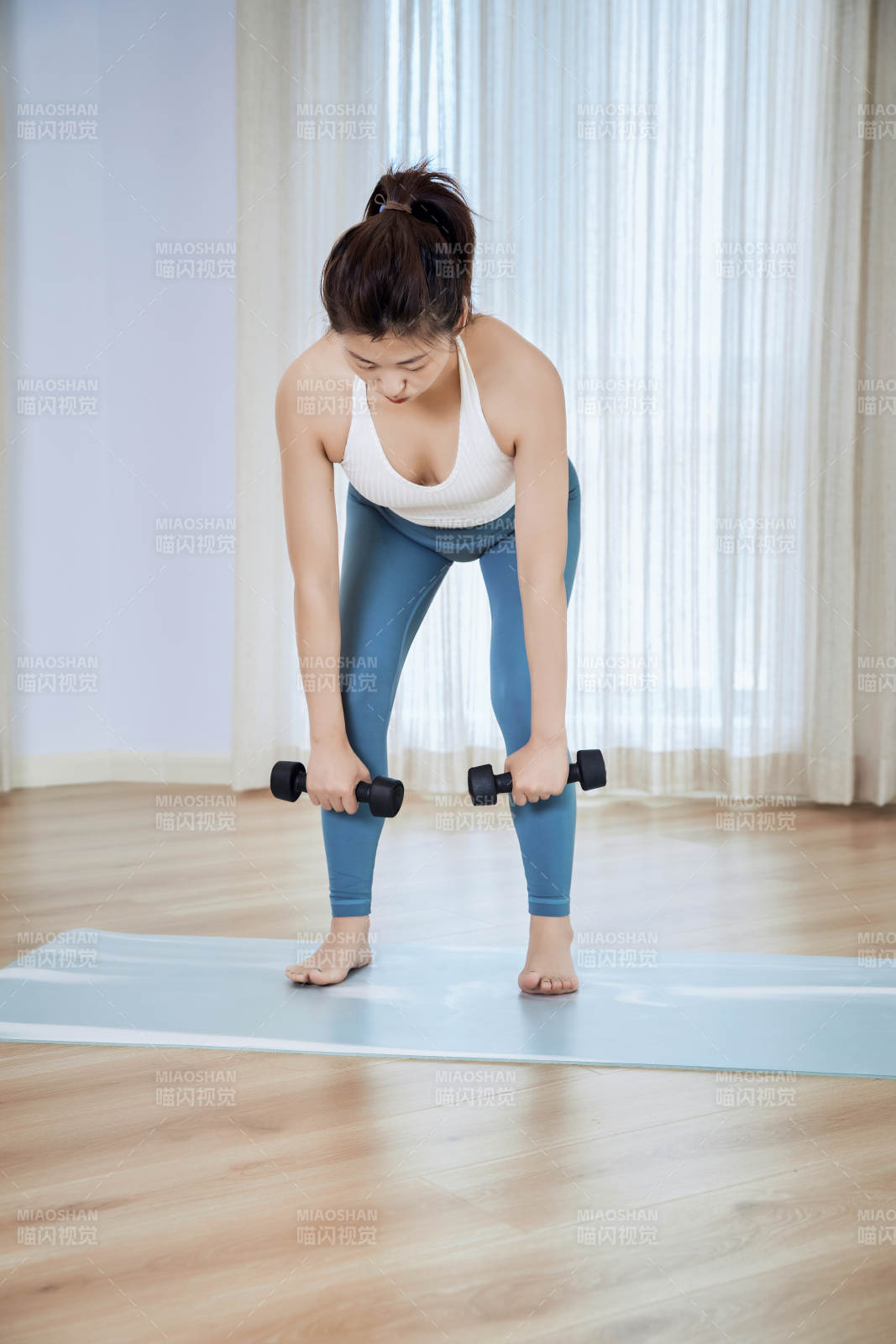 做瑜伽动作的亚洲年轻女性图片