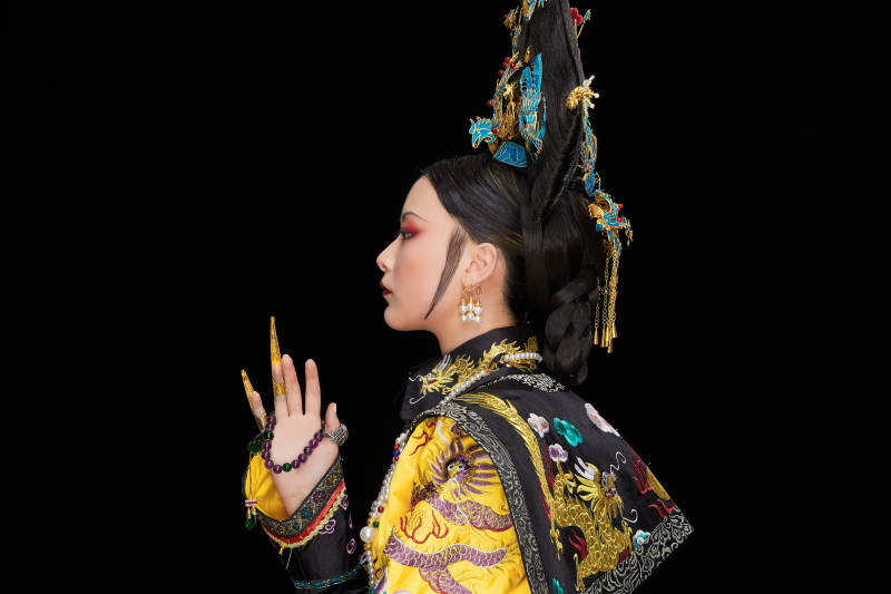 黑色背景下的清代皇后古装造型清朝古装图片
