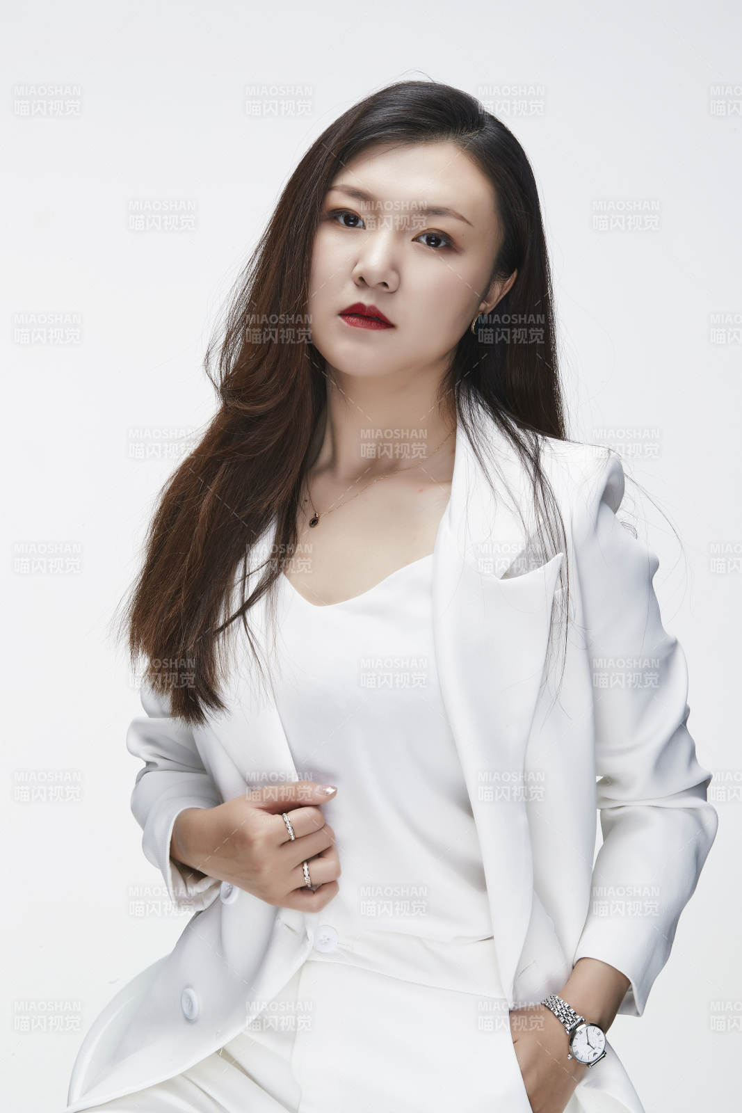 影棚拍摄白色背景亚洲年轻女性商务人像图片