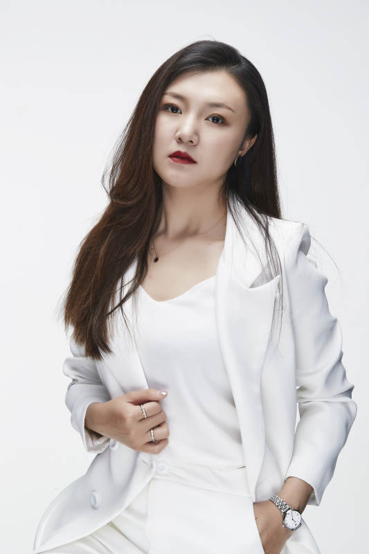 影棚拍摄白色背景亚洲年轻女性商务人像图片