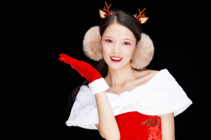 身穿圣诞服饰手提购物袋性感可爱的圣诞女郎图片