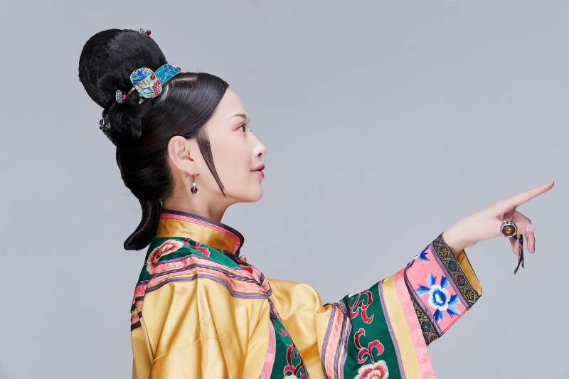 白色背景下的清代女性古装造型清朝古装图片