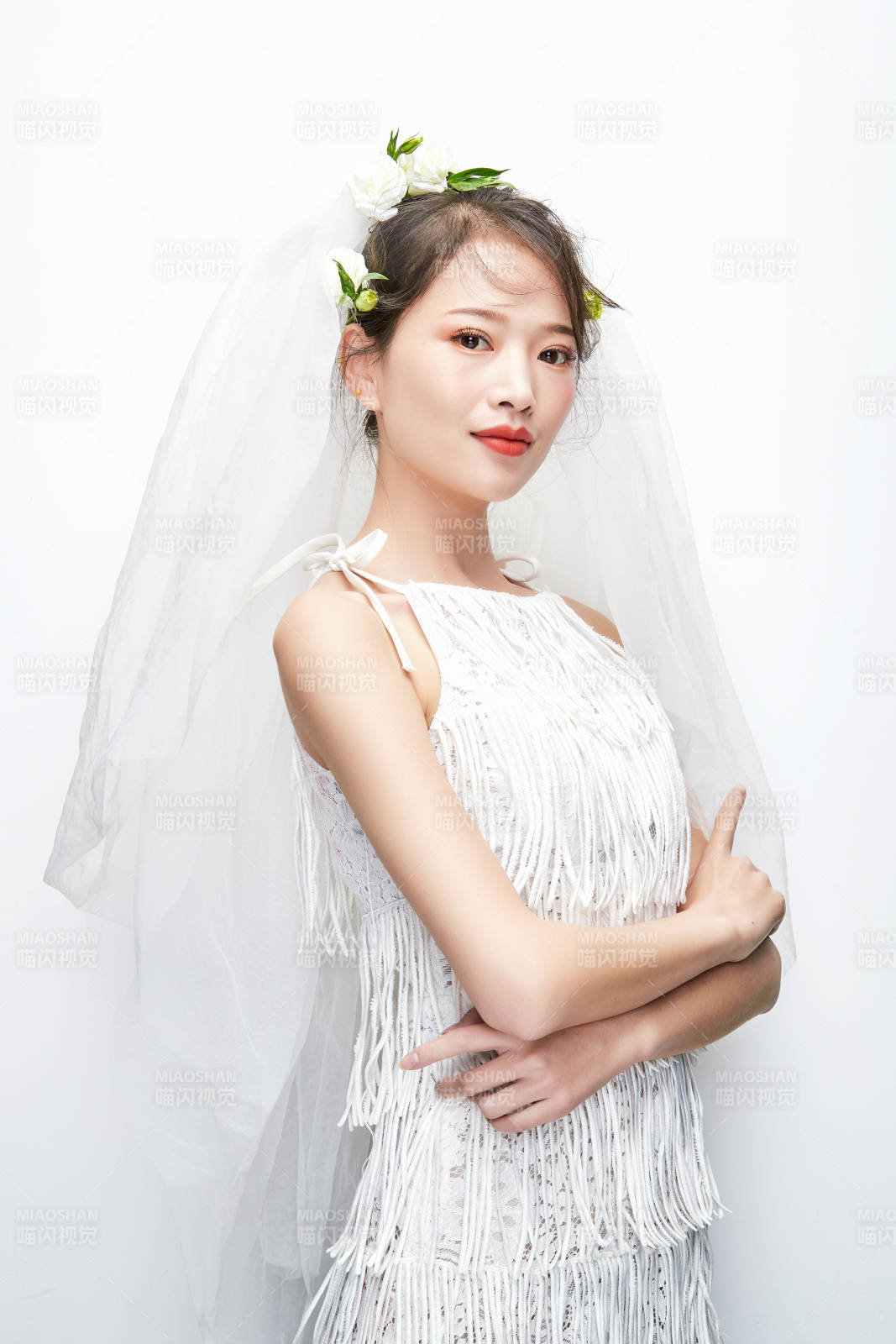棚拍白色背景下的新娘美妆图片