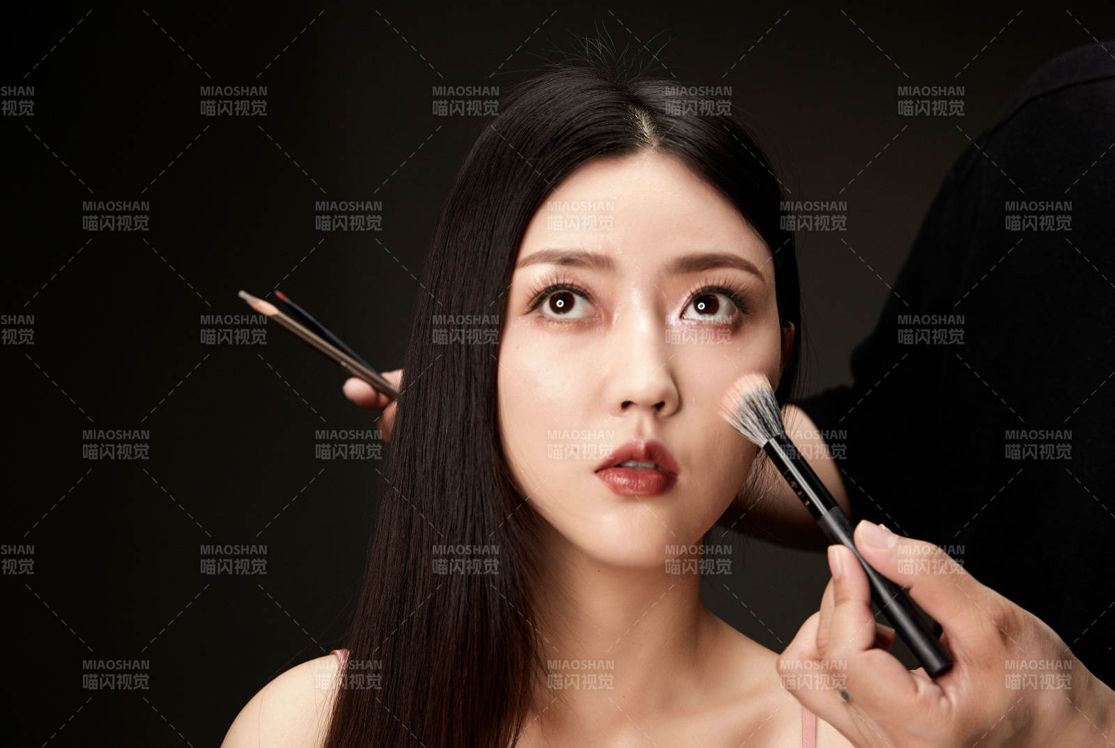 进行美妆化妆的化妆师与模特图片