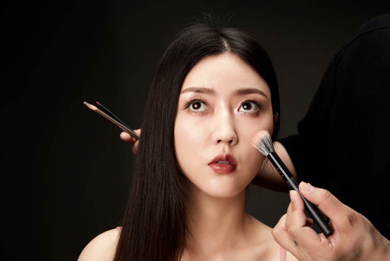 进行美妆化妆的化妆师与模特图片