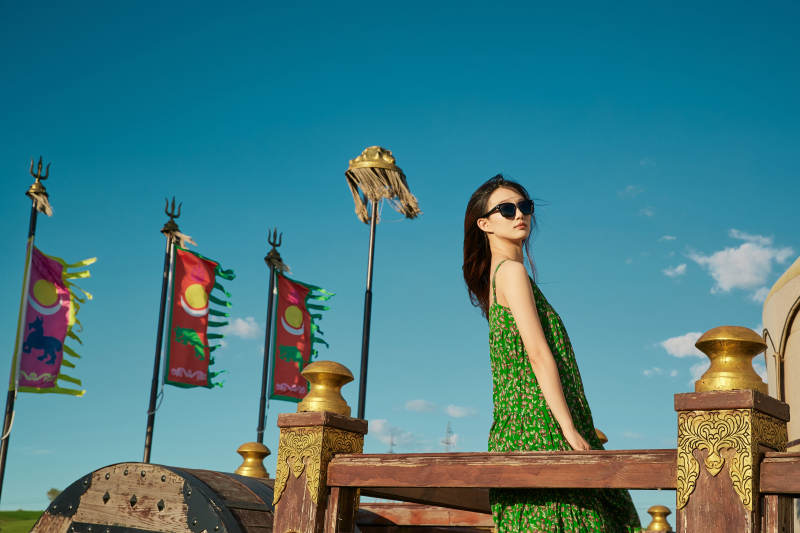 草原湿地公园游玩拍照的亚洲少女图片