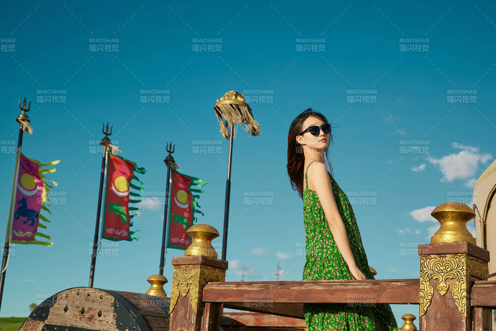 草原湿地公园游玩拍照的亚洲少女图片