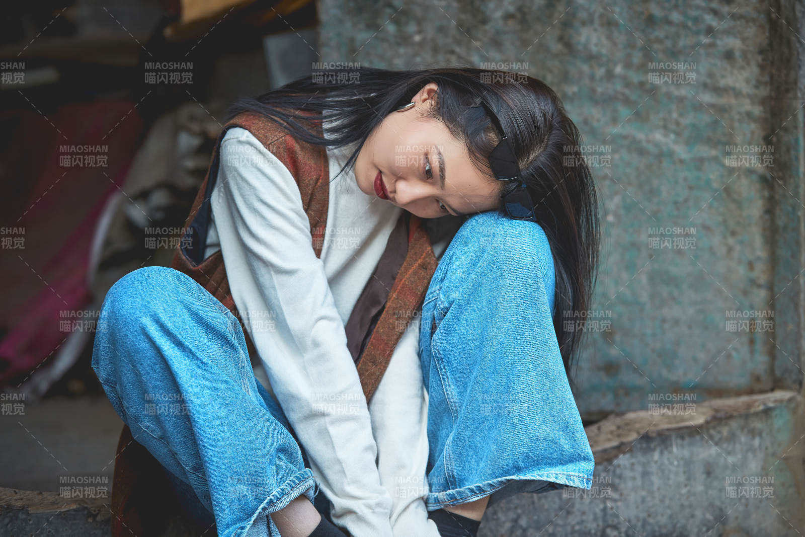 老旧城区里穿着复古港风的美丽清纯少女图片