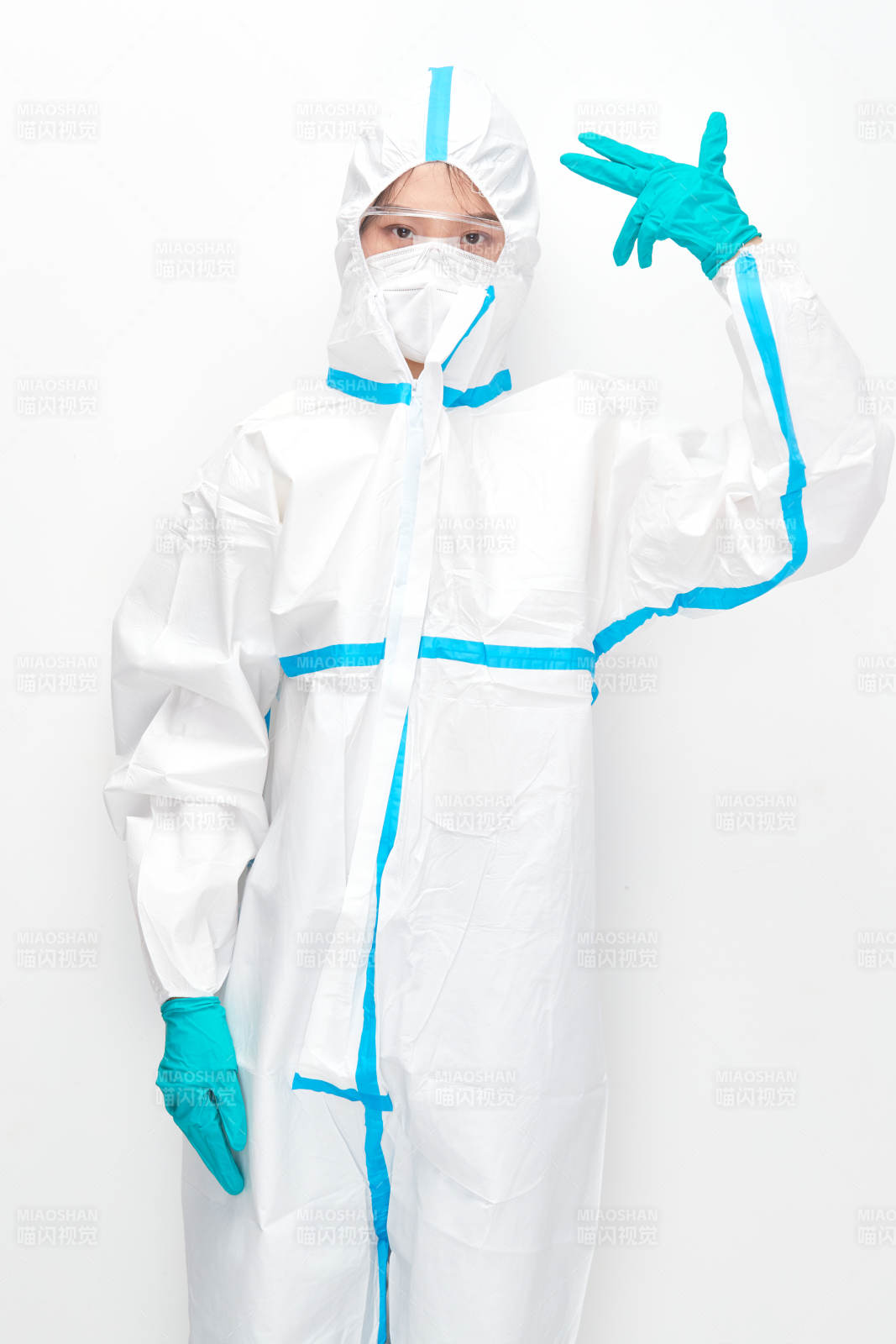 穿白色防护服佩戴护目镜口罩的女性医疗人员图片