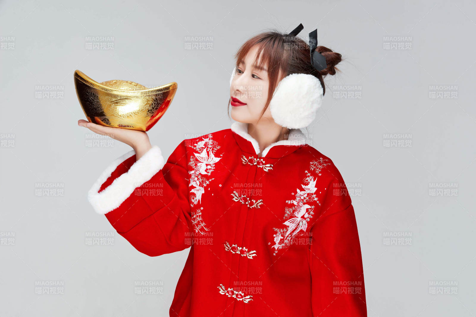 手捧金元宝身穿喜庆汉服的可爱少女图片