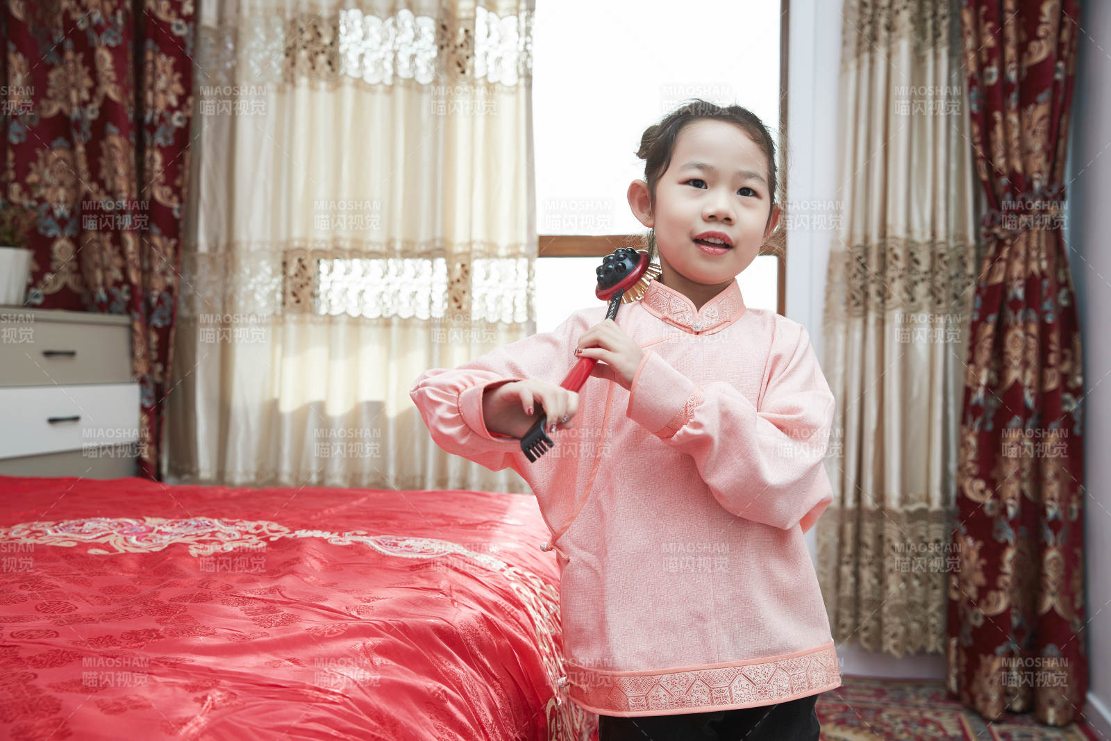 在家玩耍的亚洲小女孩图片