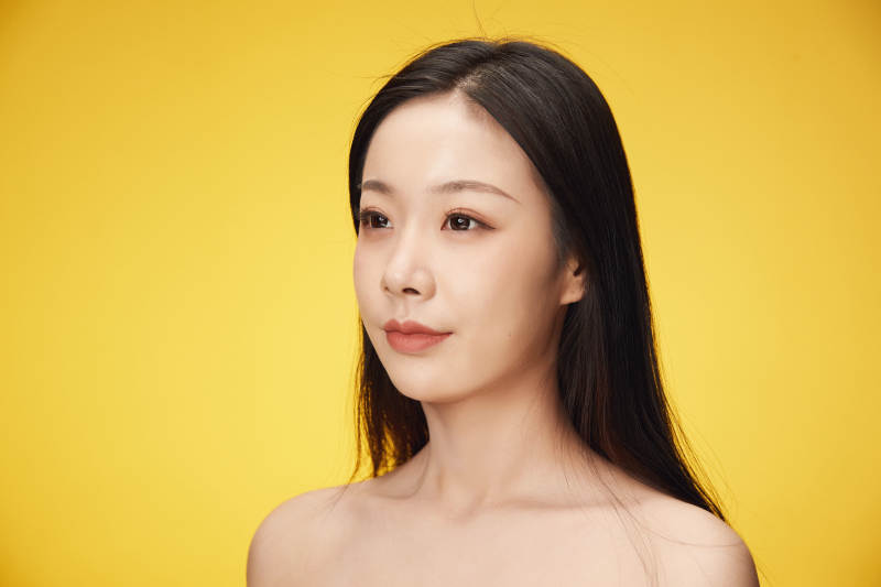 亚洲美女面部特写化妆护肤图片