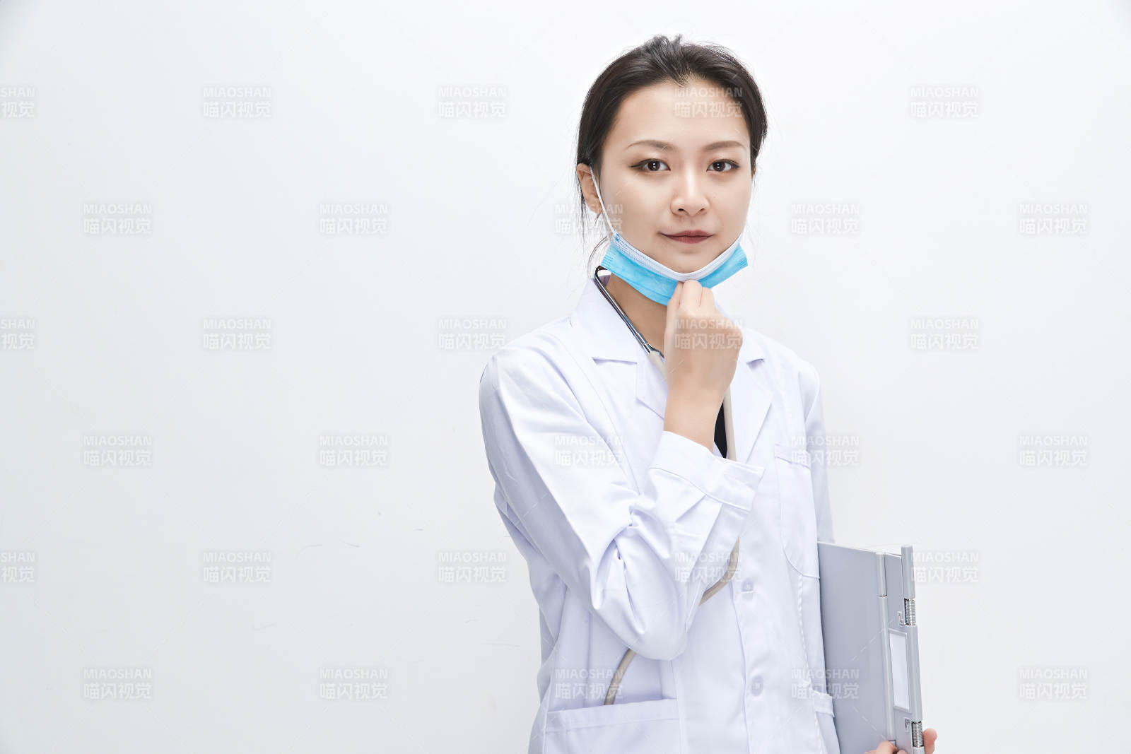 白色背景下手持病历夹的巡查医生人像图片