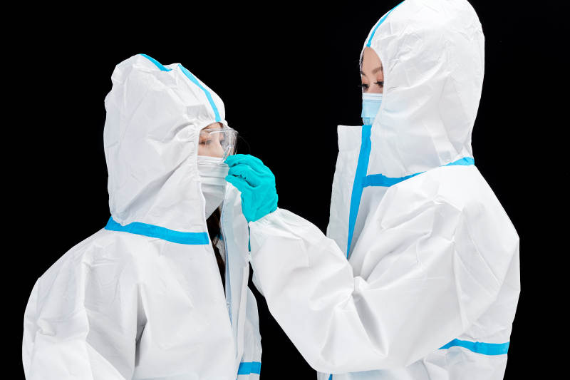 穿白色防护服佩戴护目镜口罩的防疫人员图片