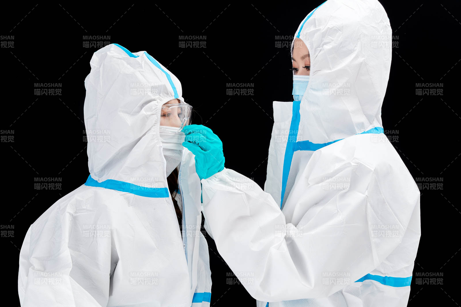 穿白色防护服佩戴护目镜口罩的防疫人员图片