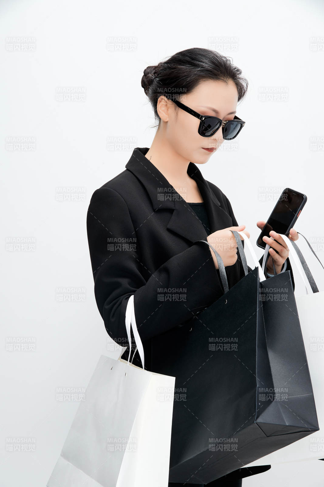 白色背景下手提购物袋时尚美丽的亚洲少女图片