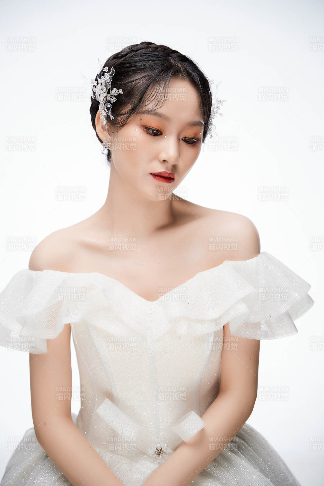 女性婚纱妆面图片