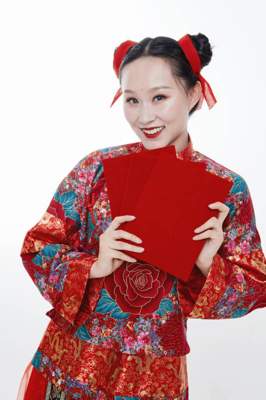 身穿中国传统服饰的青年女性图片