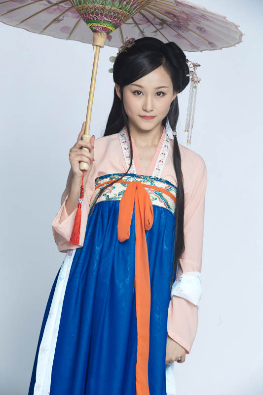 身穿古装的汉服女性人像汉服影棚拍摄图片