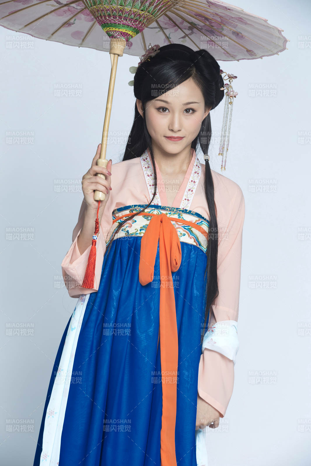 身穿古装的汉服女性人像汉服影棚拍摄图片