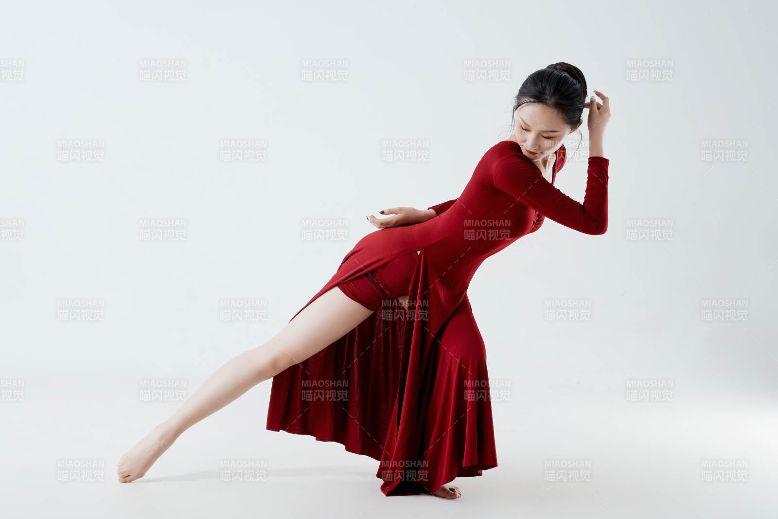 穿着红色长裙翩翩起舞的少女图片