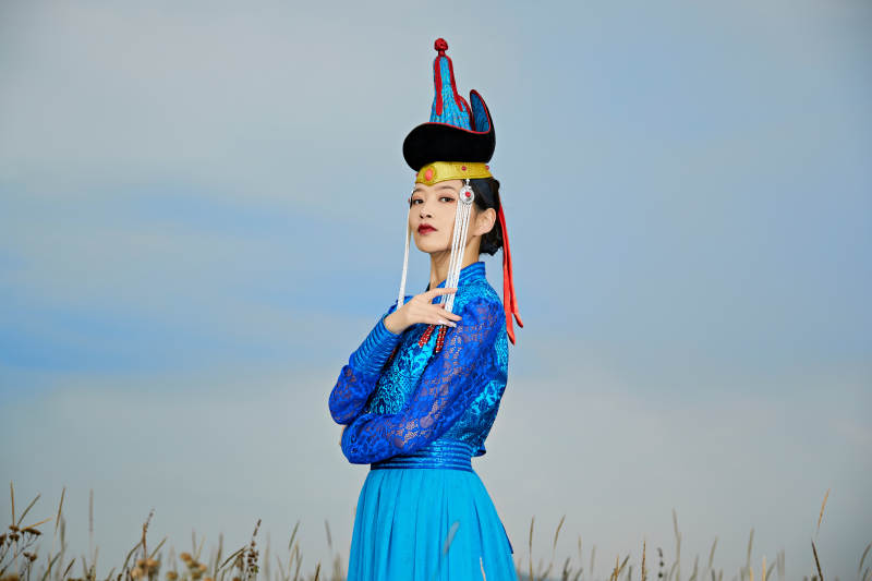 草原上身穿豪华蒙古族服饰的蒙族少女图片