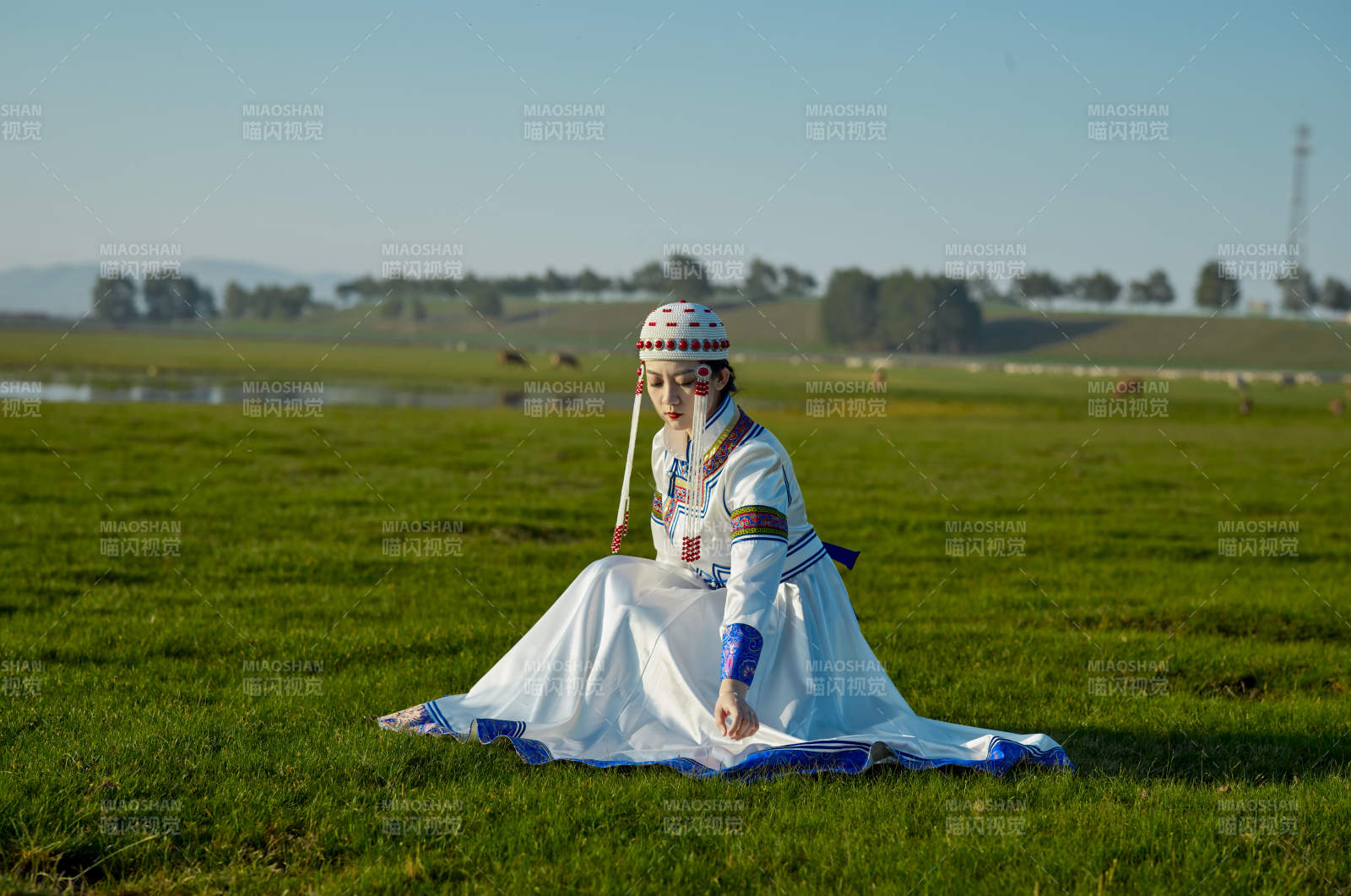 草原上穿着蒙古族传统服饰的亚洲年轻美少女图片