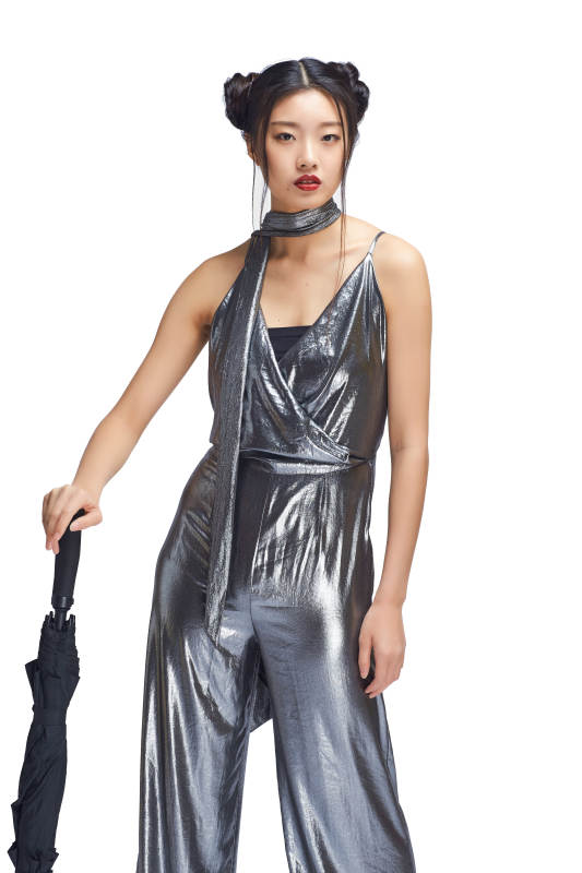 白色背景前的亚洲女性舞者图片