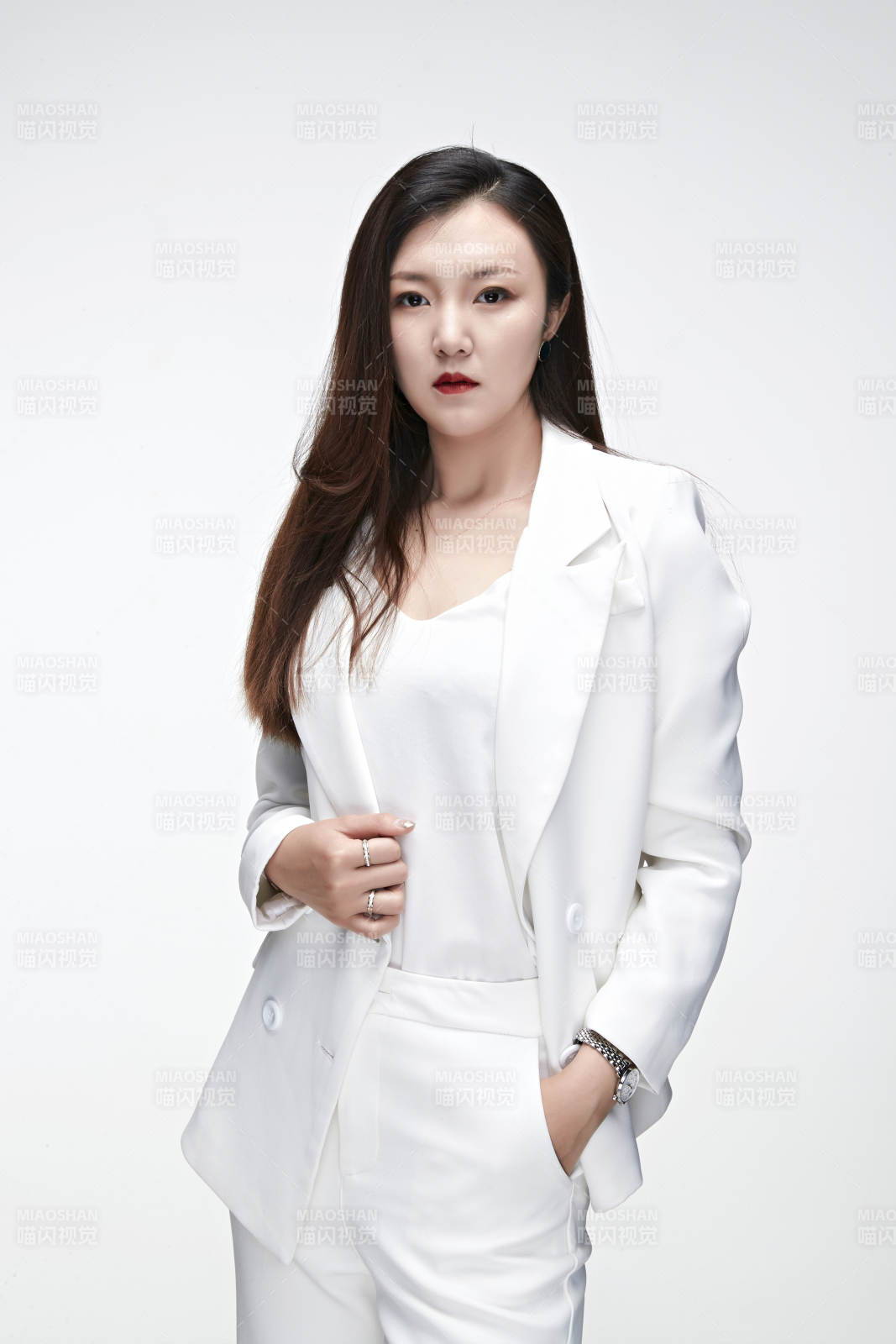 影棚拍摄白色背景亚洲年轻女性商务人像图片